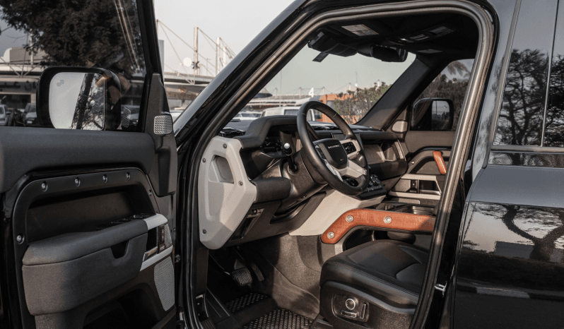 
								Land Rover Defender 2023 full									