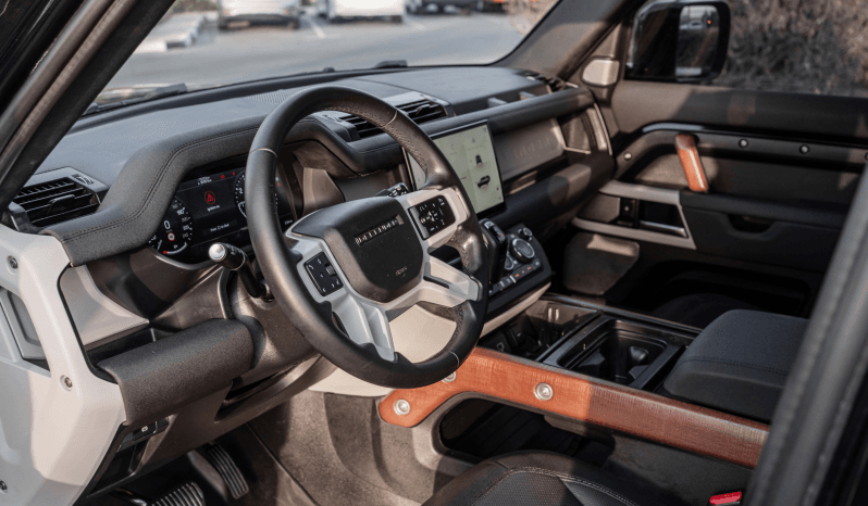 
								Land Rover Defender 2023 full									
