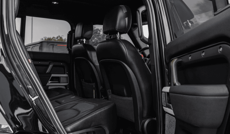 
								Land Rover Defender 2023 full									