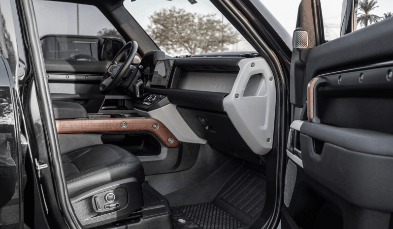 
								Land Rover Defender 2023 full									